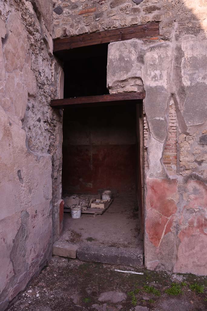 I.4.25 Pompeii. September 2020. Room 22, doorway threshold.
Foto Tobias Busen, ERC Grant 681269 DCOR.
