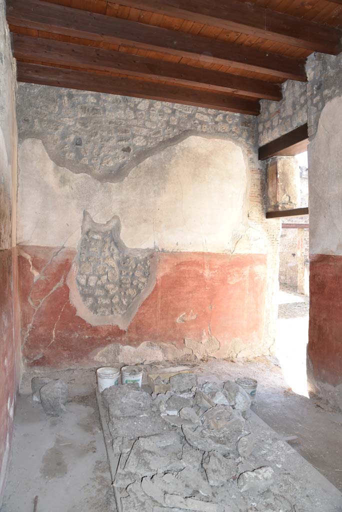 I.4.25 Pompeii. September 2020. Room 22, looking south towards entrance doorway in west wall.
Foto Tobias Busen, ERC Grant 681269 DÉCOR.
