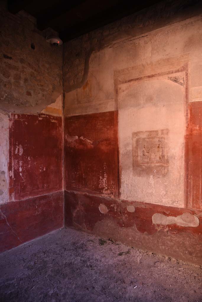 I.4.25 Pompeii. October 2019. 
Room 23, looking towards south-east corner and south wall.
Foto Tobias Busen, ERC Grant 681269 DCOR.

