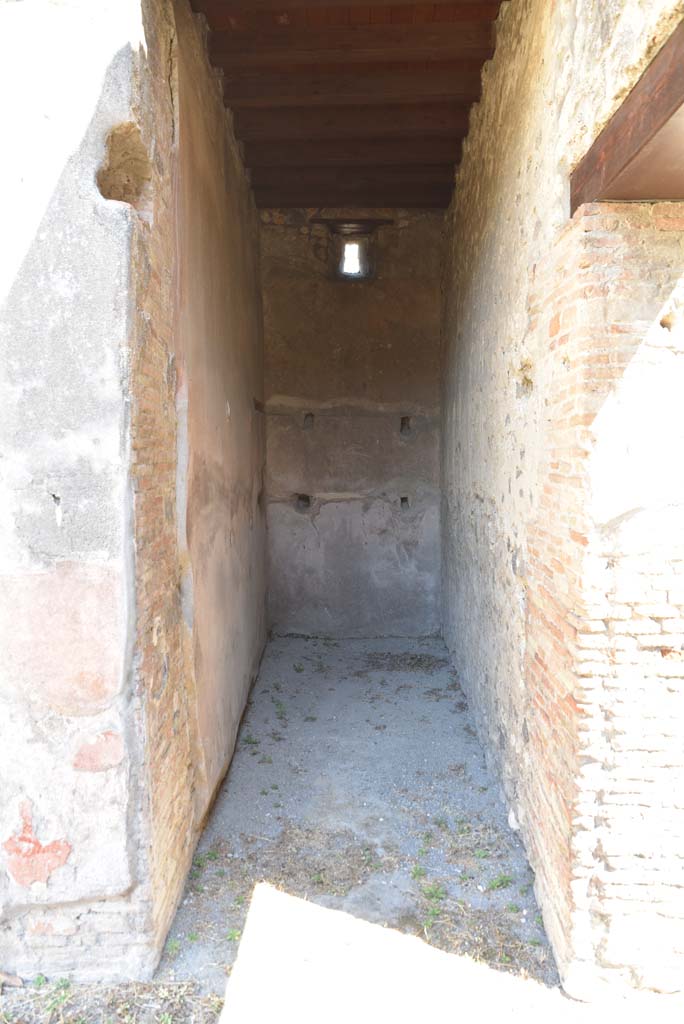 I.4.25 Pompeii. September 2020. 
Doorway to room 24, storeroom in south-east corner of room 21.   
Foto Tobias Busen, ERC Grant 681269 DCOR.

