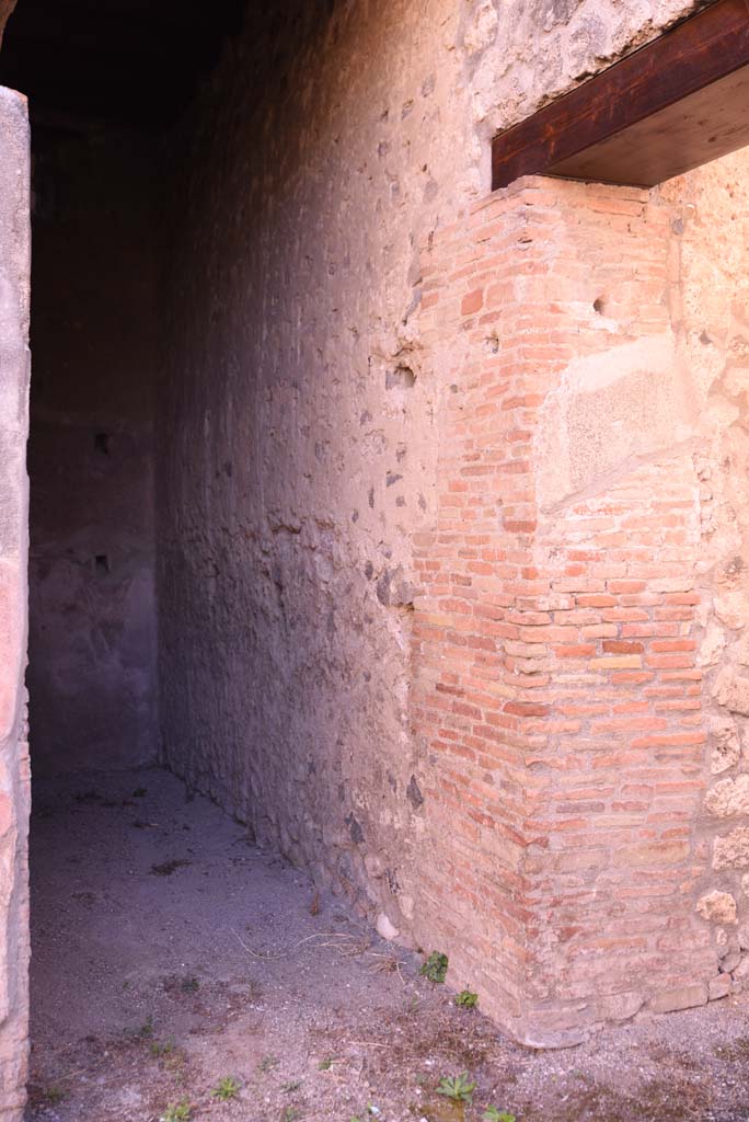 I.4.25 Pompeii. October 2019. 
Room 24, looking east from west end of south wall, with doorway to Corridor 25, on right.
Foto Tobias Busen, ERC Grant 681269 DCOR.

