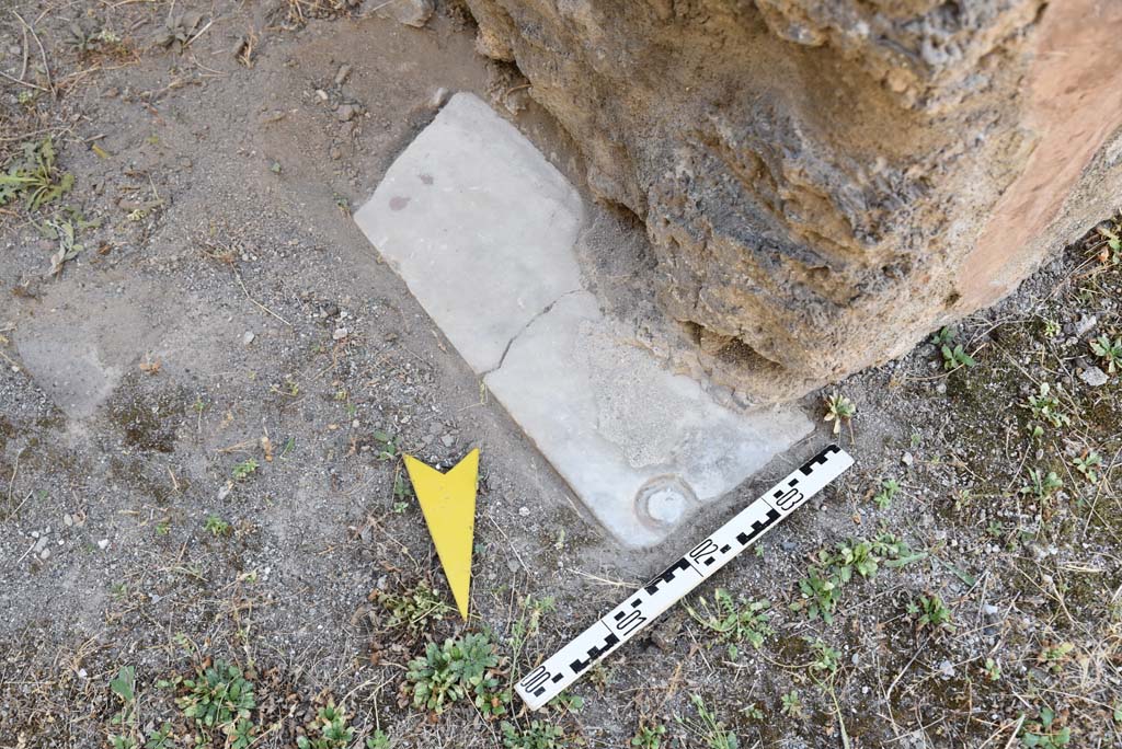 I.4.25 Pompeii. September 2020. Room 25, detail from west side of doorway.
Foto Tobias Busen, ERC Grant 681269 DCOR.
