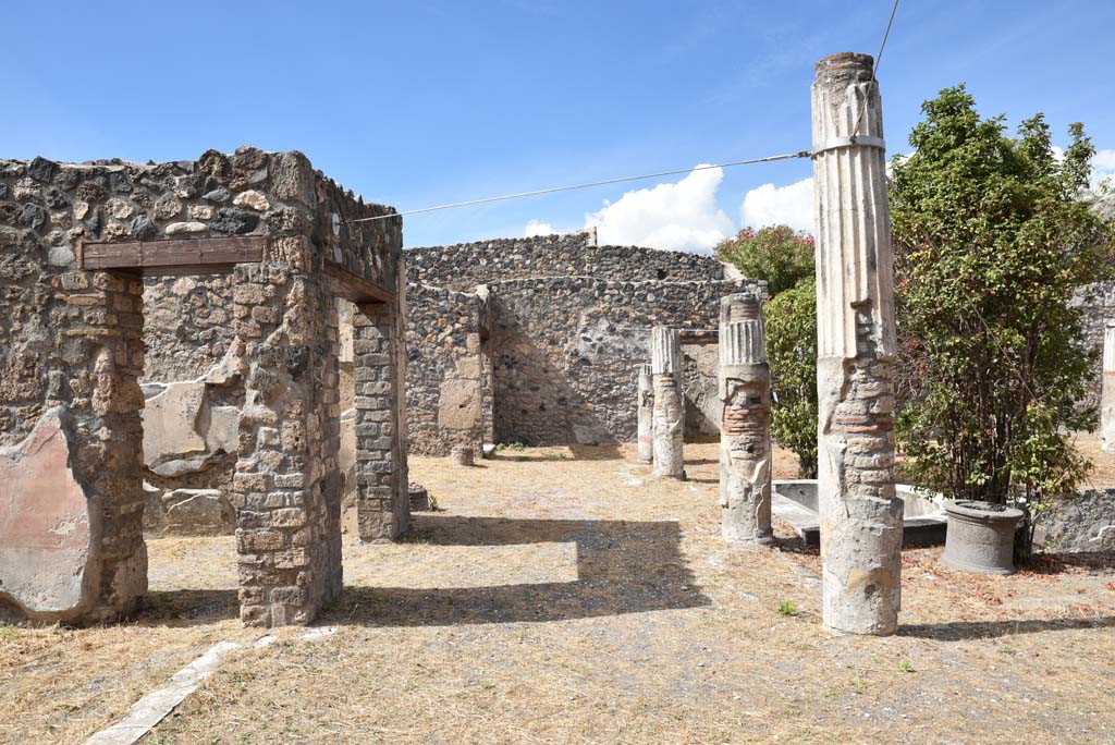 I.4.25 Pompeii. September 2020. Middle Peristyle 17, looking north along west portico from south-west corner. 
Foto Tobias Busen, ERC Grant 681269 DÉCOR
