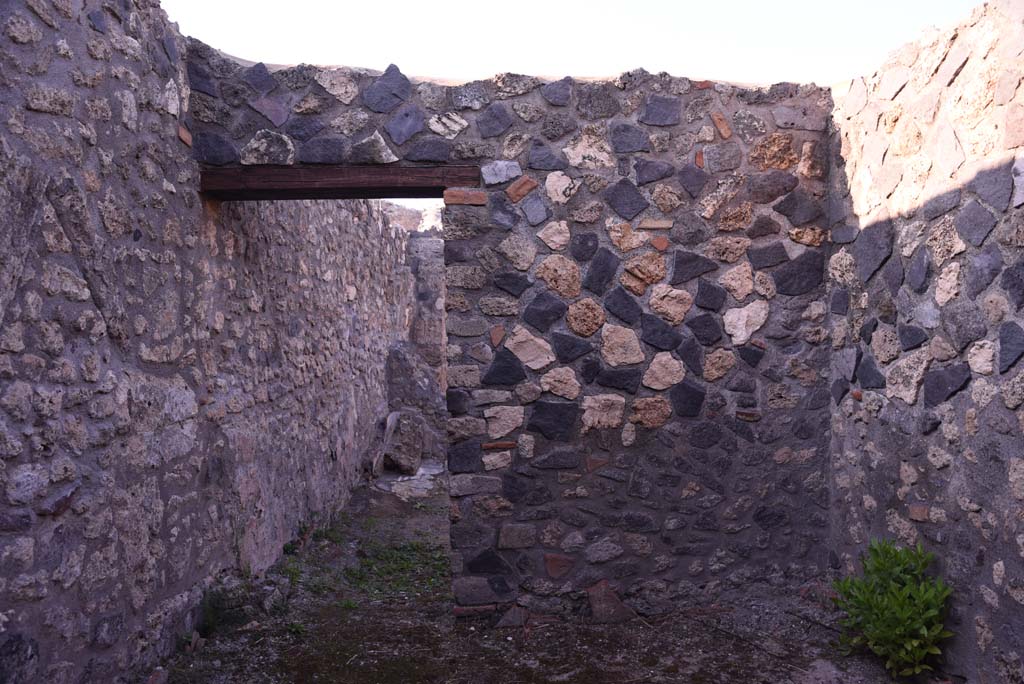 I.4.25/I.4.5 Pompeii. October 2019. Tepidarium 40, north wall with doorway into Caldarium 41.
Foto Tobias Busen, ERC Grant 681269 DCOR.
