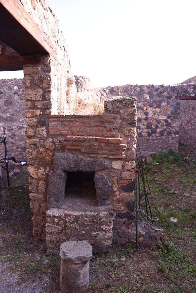 I.4.25/I.4.5 Pompeii. October 2019. Kitchen 42, looking south to oven.
Foto Tobias Busen, ERC Grant 681269 DCOR.
