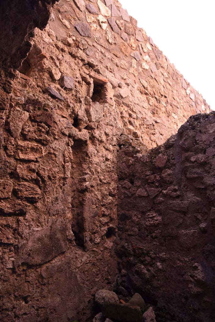 I.4.25/I.4.5 Pompeii. October 2019. 
Unnumbered corridor/room, looking west along south wall at rear of steps. 
Foto Tobias Busen, ERC Grant 681269 DCOR.
