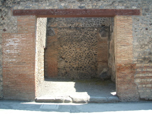I.4.26 Pompeii. May 2005. South wall of large drying room.