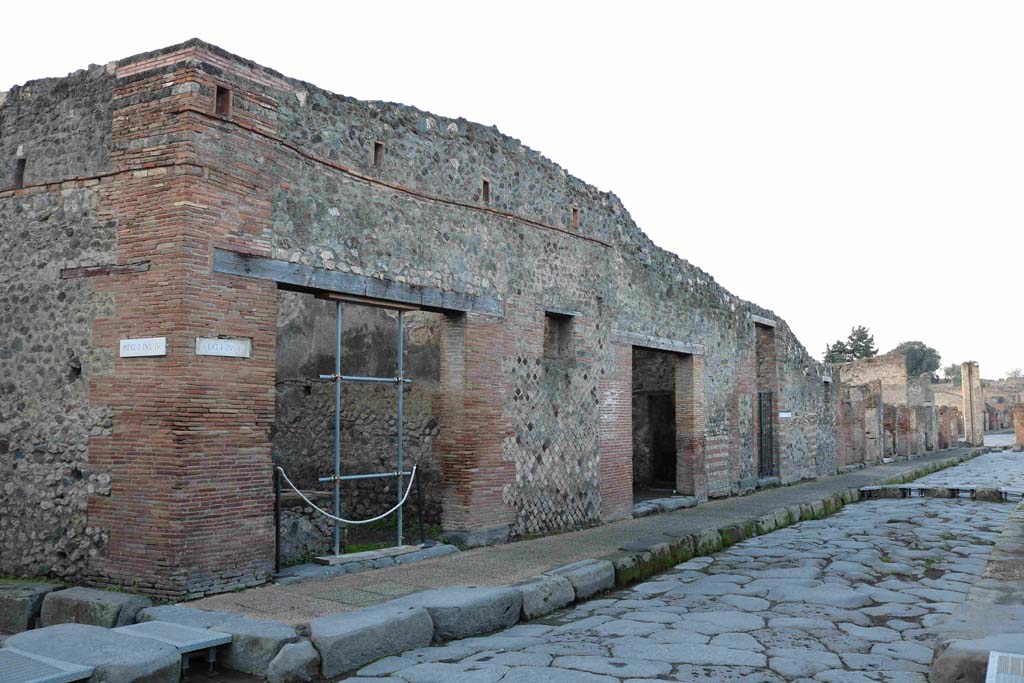 I.4.27 Pompeii. May 2005. Entrance on Via dell’Abbondanza.