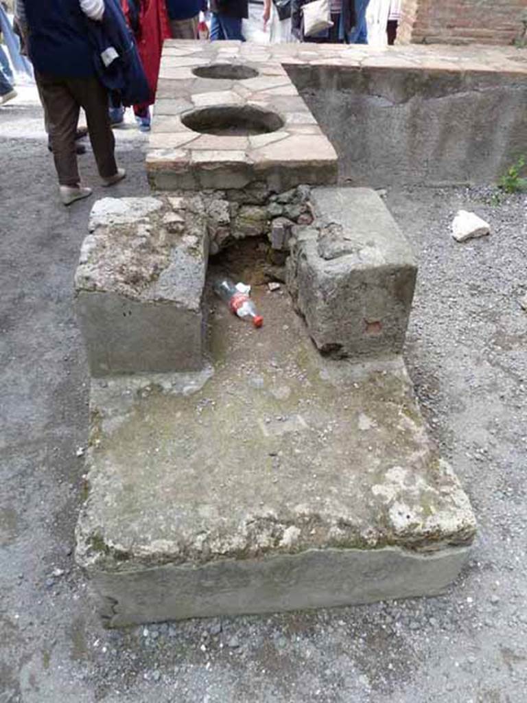 I.4.27 Pompeii. December 2007. South wall with latrine behind small wall.  