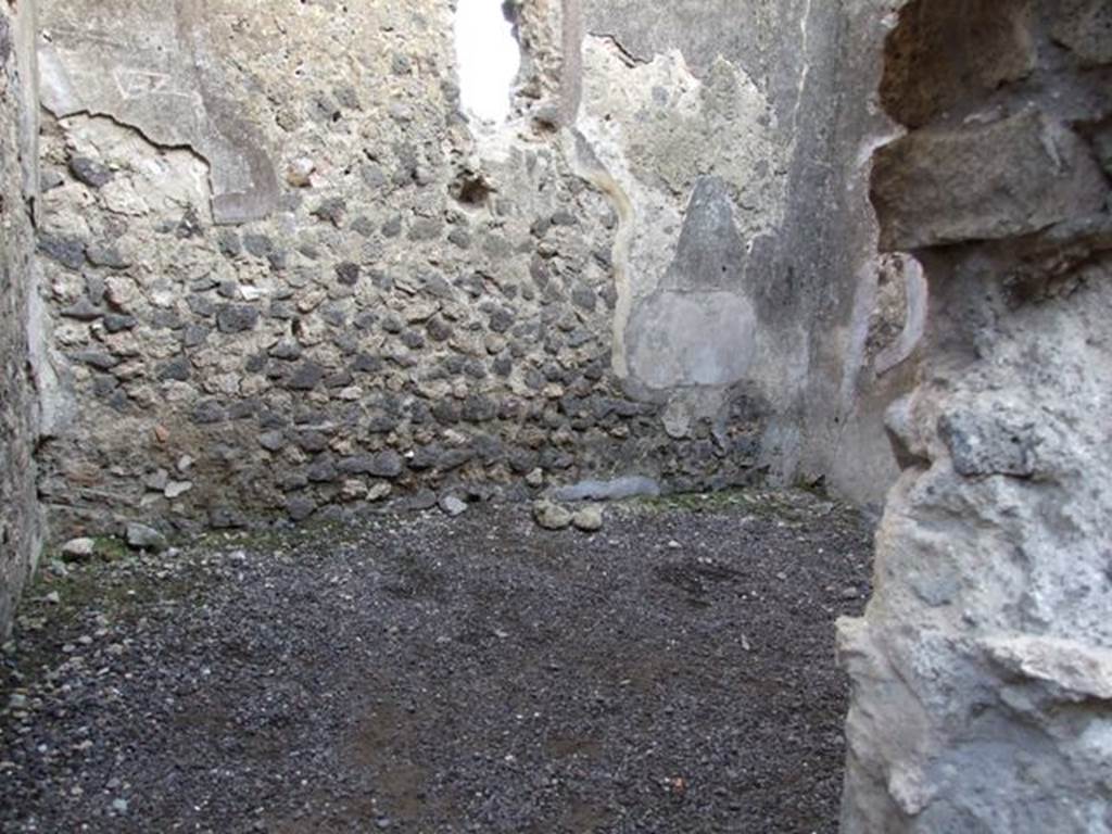 I.4.28 Pompeii.  Domus of Q. Octavius Romulus.  Room 5.  Stables with drinking trough.  West side.