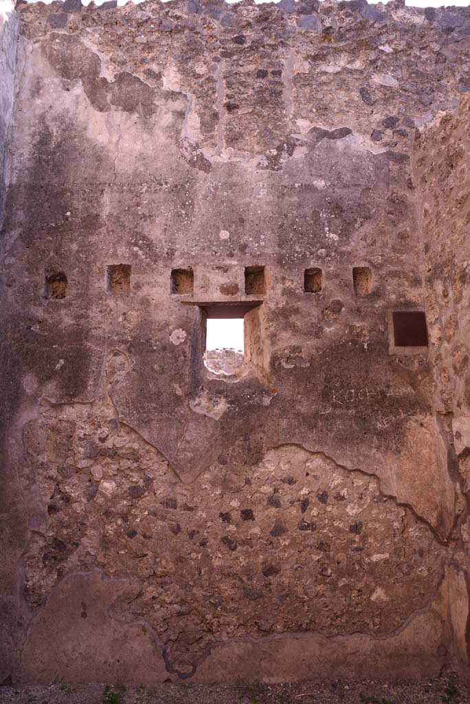 I.4.28 Pompeii.  Domus of Q. Octavius Romulus.  Room 5.  Stables with drinking trough.   East side.