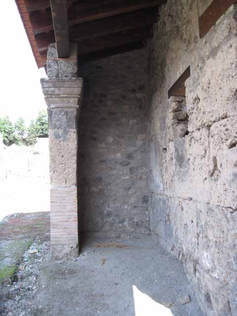 I.5.1 Pompeii. September 2010. Detail of left (east) side of portico.
Photo courtesy of Drew Baker.
