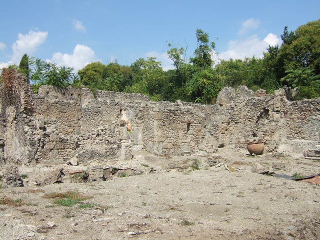 I.5.2 Pompeii. September 2005. Looking north-east across peristyle towards site of north and east portico.