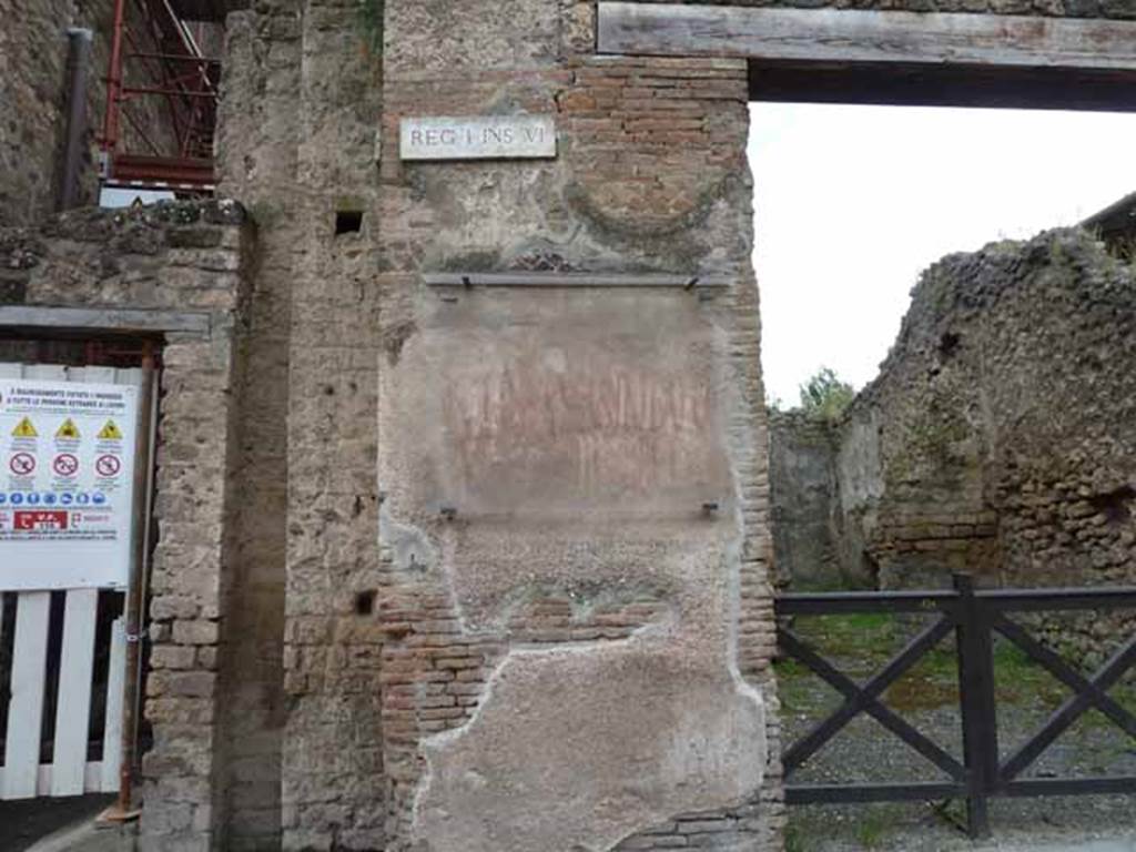 I.6.1 Pompeii. May 2010. Painted graffito (CIL IV 7129b) on east side of entrance.