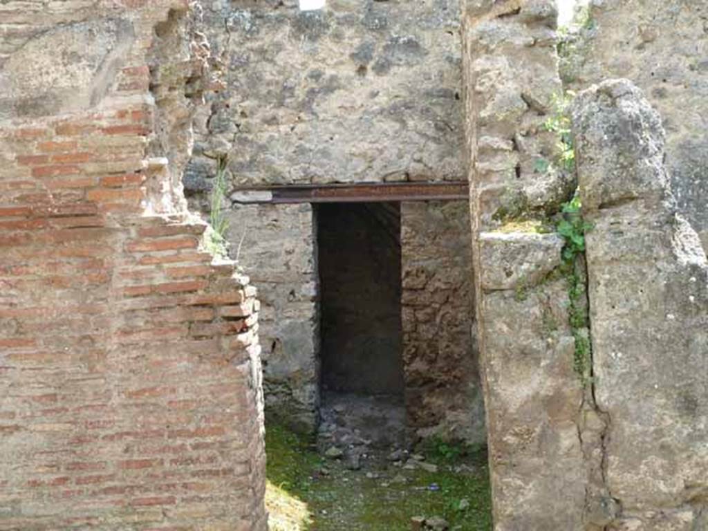 I.6.1 Pompeii. May 2010. Doorway in south wall of rear room to latrine.