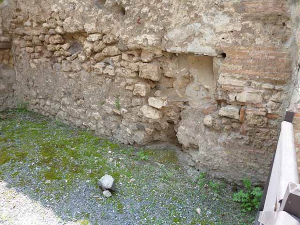 I.6.1 Pompeii. May 2010. Rectangular niche lararium in west wall.