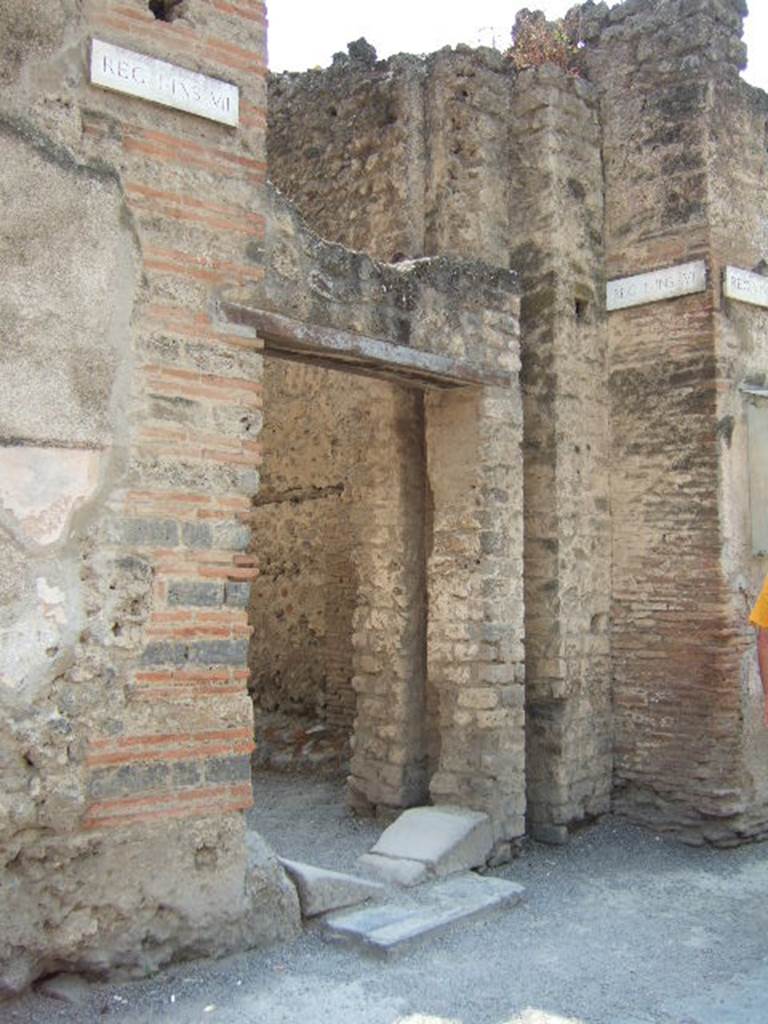 I.7.1 May 2006. Water column and entrance to Vicolo di Paquius Proculus at side of I.6.1.
