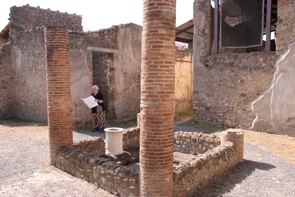 I.6.2 Pompeii. May 2006. Impluvium in atrium.  