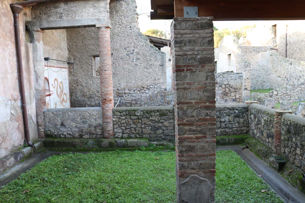1.6.2 Pompeii. December 2018. Looking south across small peristyle garden from north portico. Photo courtesy of Aude Durand 