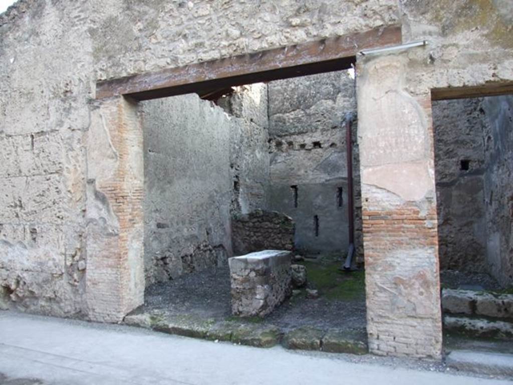I.6.5 Pompeii. December 2007. Entrance.
On the west (right) side of the entrance doorway, graffiti were found. (see I.6.6)
