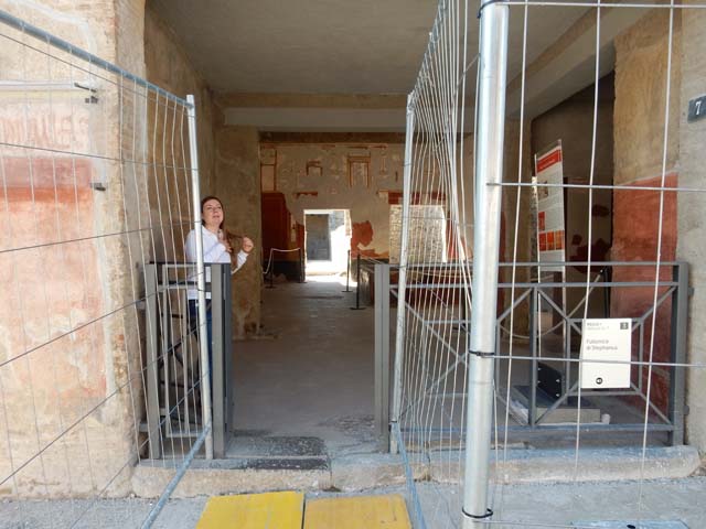 I.6.7 Pompeii. may 2016. Looking south through entrance doorway. Photo courtesy of Buzz Ferebee.
