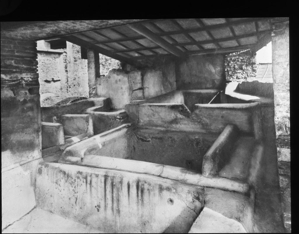 I.6.7 Pompeii. Photo by Fratelli Alinari (I. D. E. A.). Looking south-east across vats/basins with small treading vats on east side of middle vat.
Used with the permission of the Institute of Archaeology, University of Oxford. File name instarchbx202im 057. Source ID. 44533.
