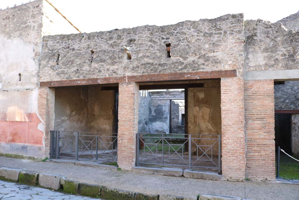 I.6.8 and I.6.9, in centre, Pompeii. December 2018. 
Entrance doorways on south side of Via dell’Abbondanza. Photo courtesy of Aude Durand
