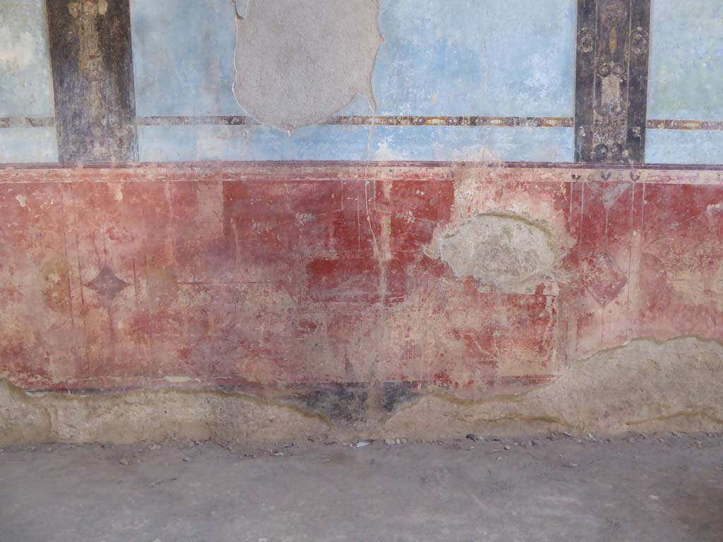 I.6.11 Pompeii. September 2015. Detail of painted decoration from east wall in north-east corner.
Foto Annette Haug, ERC Grant 681269 DCOR.

