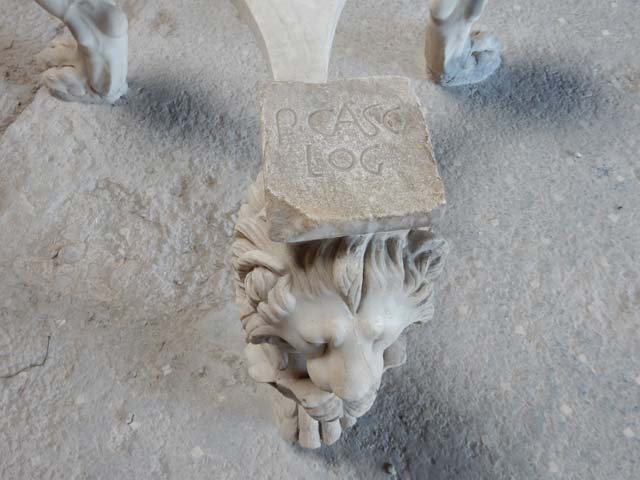 I.6.11 Pompeii. September 2015. Detail of lion’s face and leg/foot on second table leg.
Foto Annette Haug, ERC Grant 681269 DÉCOR.
