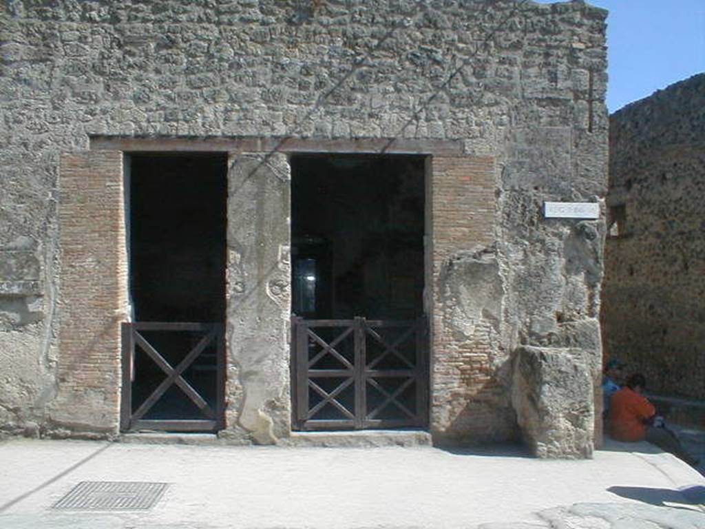 I.6.12 Pompeii. May 2005. Entrance. The ancient wide doorway has been divided by a modern pillar. 