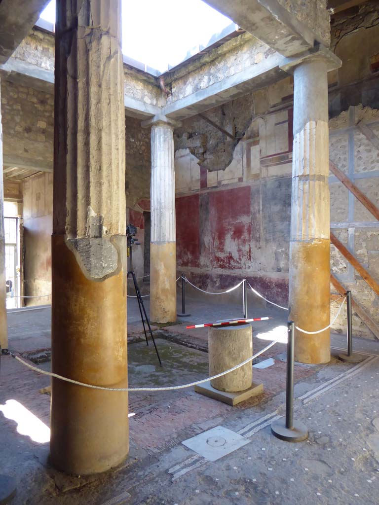 I.6.15 Pompeii.  March 2009.  Room 4, Atrium. Impluvium.  Looking east.