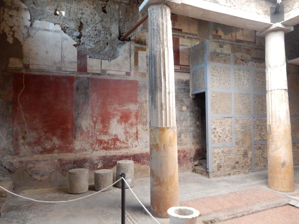 I.6.15 Pompeii. June 2019. Room 6, detail of flooring in tablinum. Photo courtesy of Buzz Ferebee.