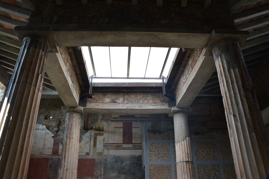 I.6.15 Pompeii. June 2019. Room 9, detail of column decoration. Photo courtesy of Buzz Ferebee.

