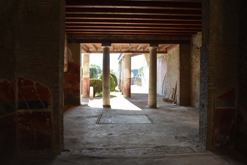 I.7.1 Pompeii. October 2019. Looking south from tablinum into oecus, and through north and west portico of garden area
Foto Annette Haug, ERC Grant 681269 DÉCOR.

