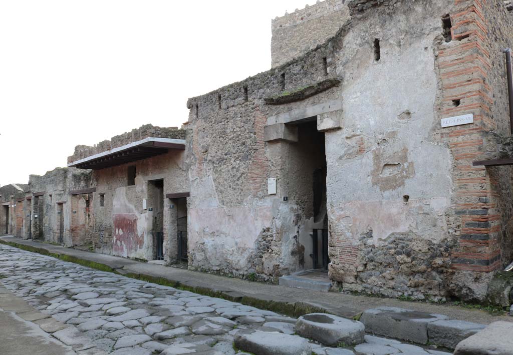 I.7.1 Pompeii, on right. December 2018. 
Entrance doorways, looking east along Via dell’ Abbondanza between I.7.8 and I.7.1. Photo courtesy of Aude Durand.

