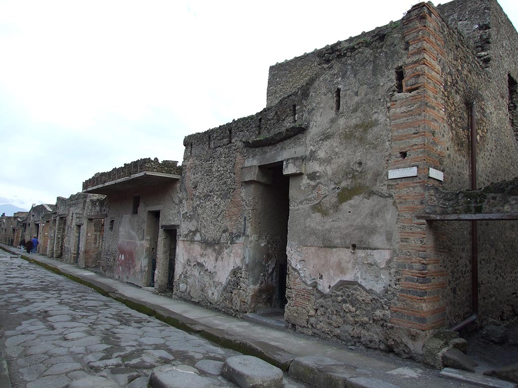I.7.1 Pompeii. December 2006. Entrance. Looking east along Via dell’ Abbondanza.