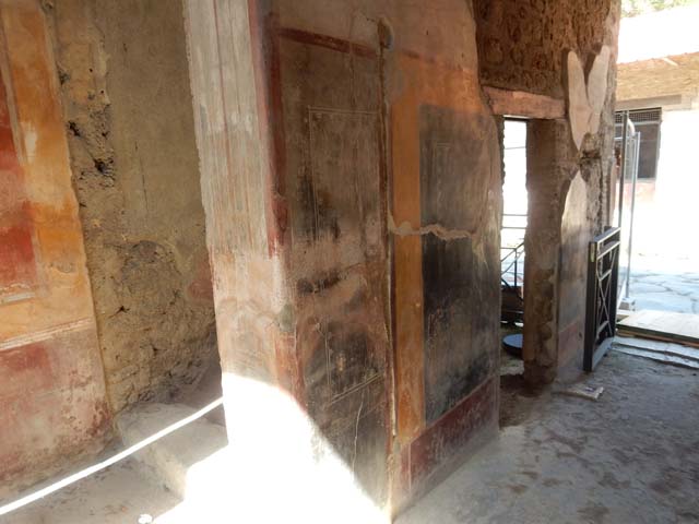 I.7.3 Pompeii. December 2005. West wall of entrance corridor, with doorway into small area under stairs at I.7.2.