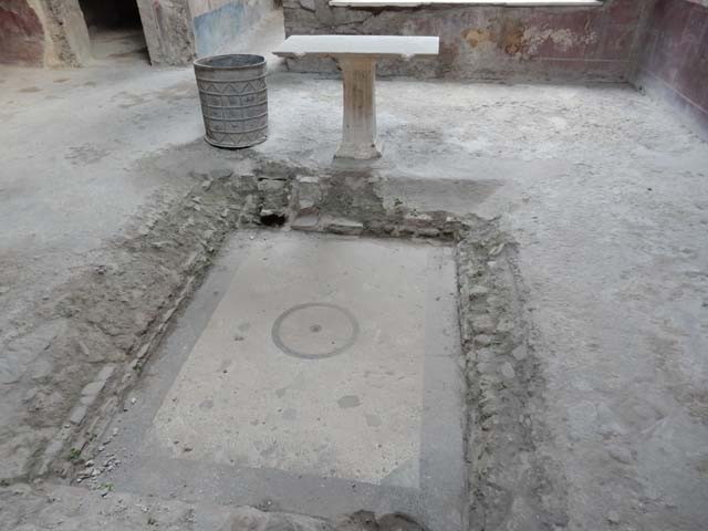 I.7.3 Pompeii. December 2005. Looking south across atrium through window to small garden, in area normally occupied by a tablinum. The doorway to a cubiculum can be seen at the rear.

