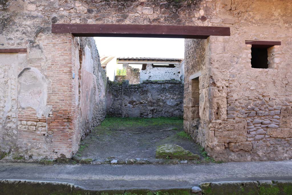 I.7.4 Pompeii. December 2018. Entrance on south side of Via dell’Abbondanza. Photo courtesy of Aude Durand.

