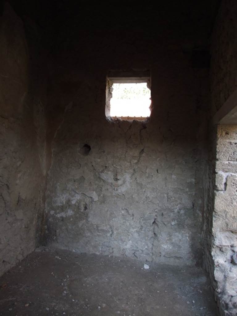 .7.4 Pompeii. Taberna or Officina vasaria of Corinthus, servus of P Cornelius?  Small room in north west corner.  North wall and window on to Via dell’ Abbondanza.