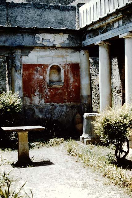 I.7.7 Pompeii. December 2006. Cartibulum (marble table) in the garden decorated with a lion’s head. 