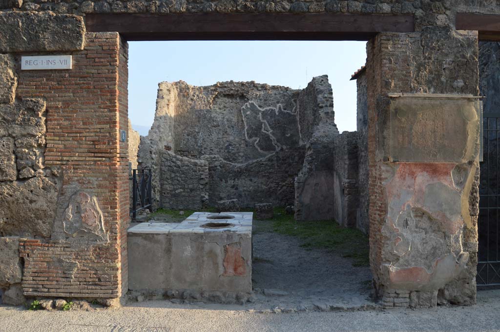 I.7.8 Pompeii. May 2005. Entrance on Via dell’ Abbondanza.