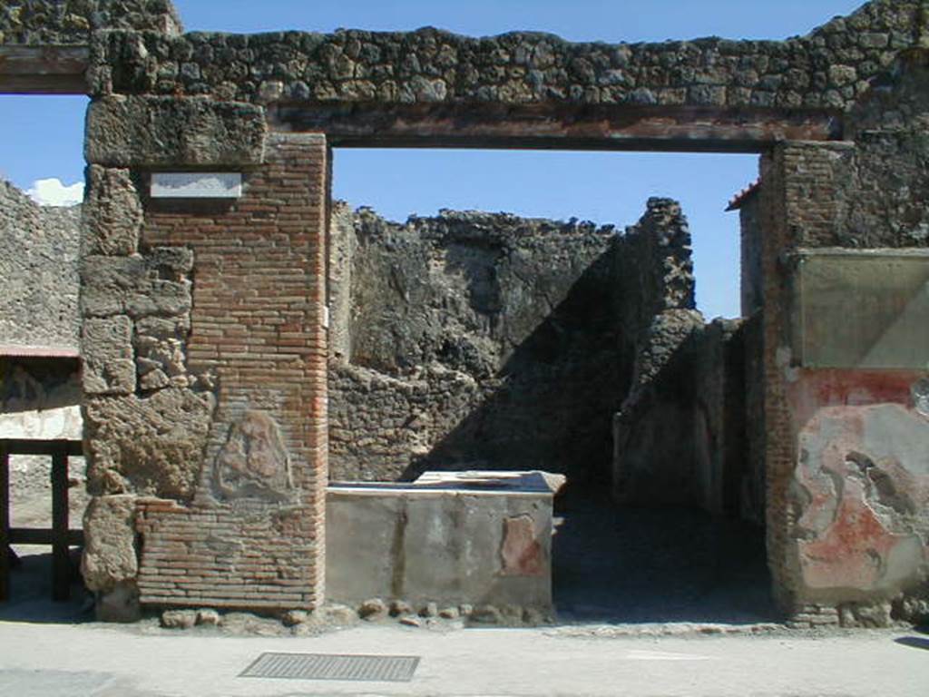 I.7.8 Pompeii. May 2010. Entrance, looking east on Via dell’Abbondanza.