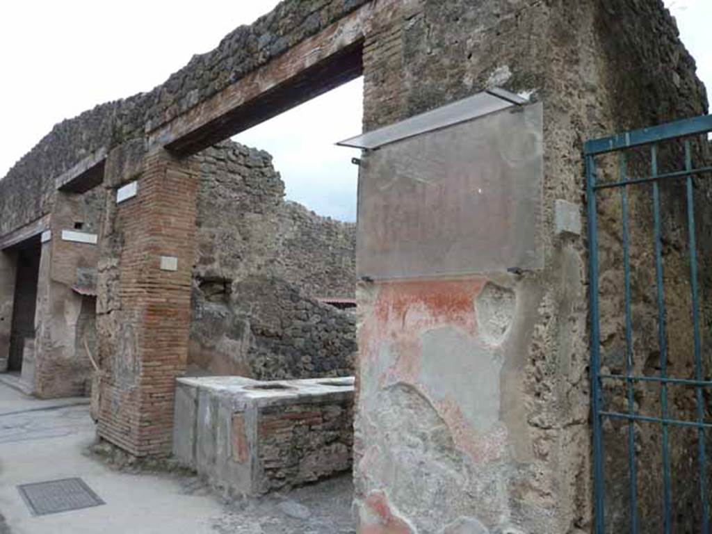 I.7.8 Pompeii. May 2010. Entrance, looking east on Via dell’Abbondanza.