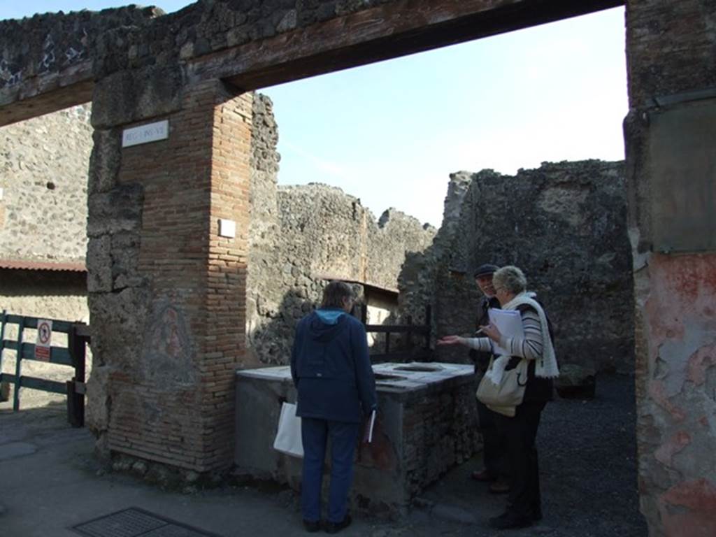 I.7.8 Pompeii. September 2019. Looking towards podium/counter with two dolia/urns. Photo courtesy of Klaus Heese.

