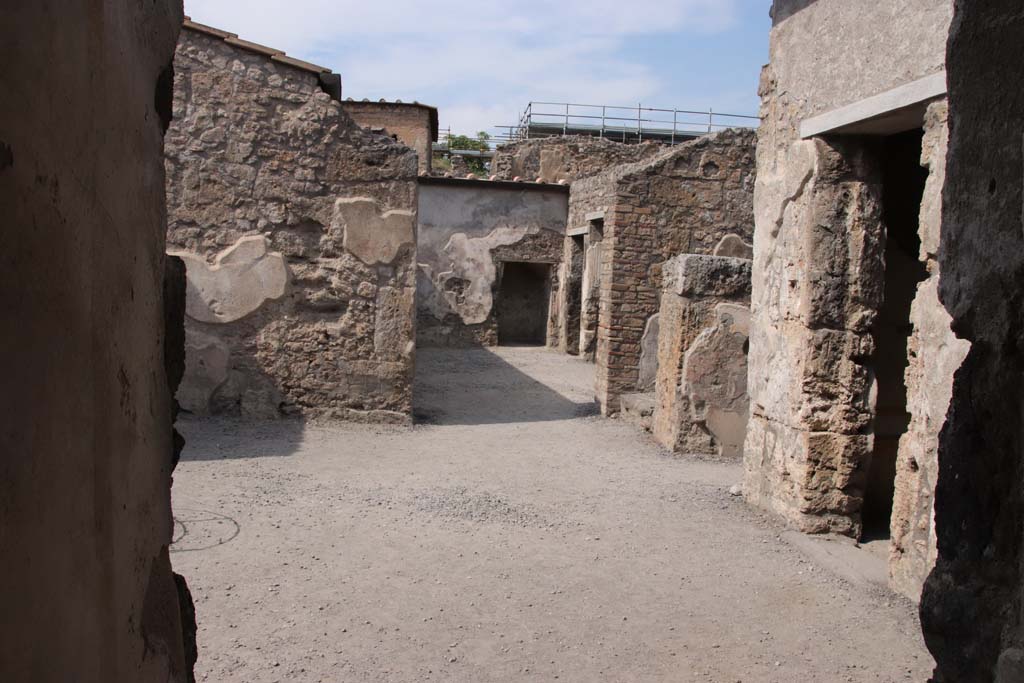 I.7.11 Pompeii. September 2021. 
Looking north across atrium, from doorway of cubiculum in south-east of atrium. Photo courtesy of Klaus Heese.

