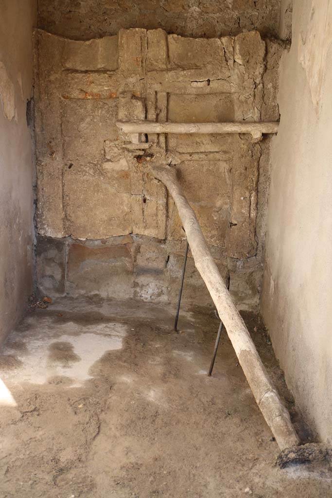 I.7.11 Pompeii. December 2018. 
Detail of the blocked entrance at I.7.10.  Photo courtesy of Aude Durand.
Detail of cement cast of door with two shutters reinforced with a horizontal crossbar and a pole positioned into a hollow in the floor.
