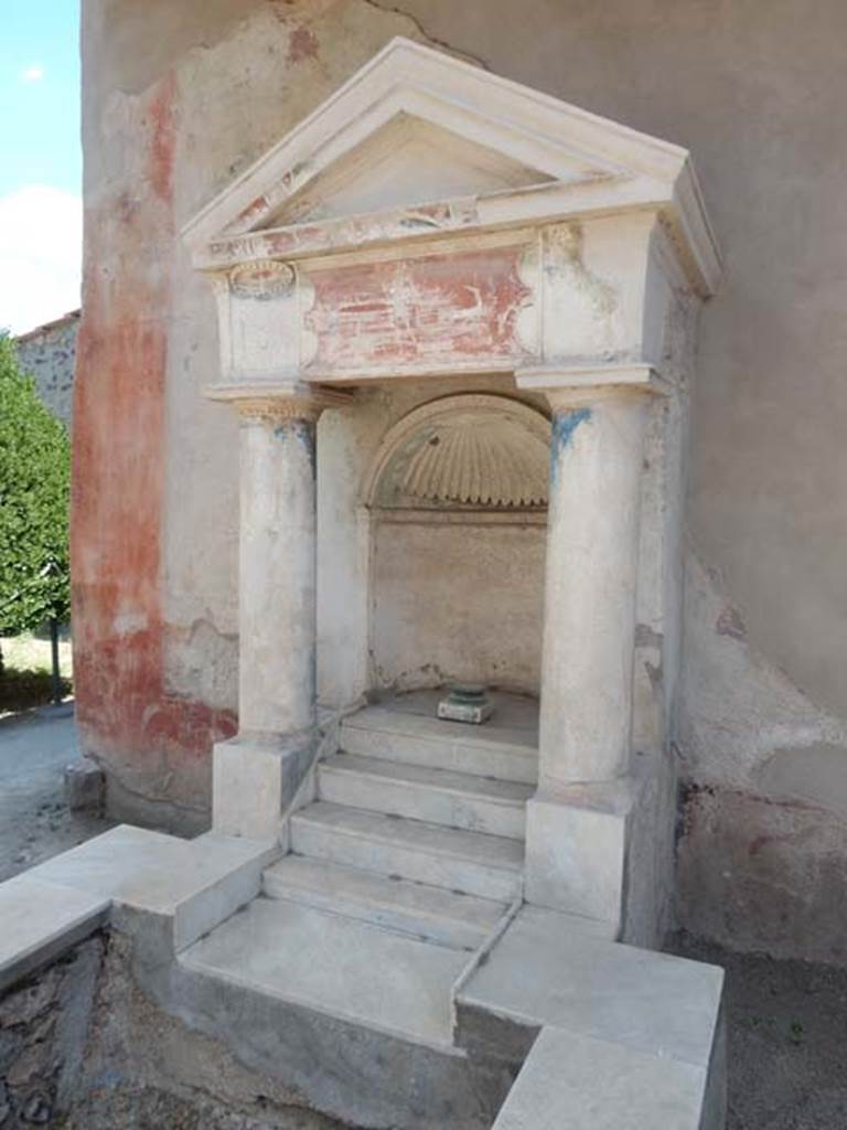 I.7.12 Pompeii. May 2017. Nymphaeum and water tank on south side of garden.
Photo courtesy of Buzz Ferebee.
