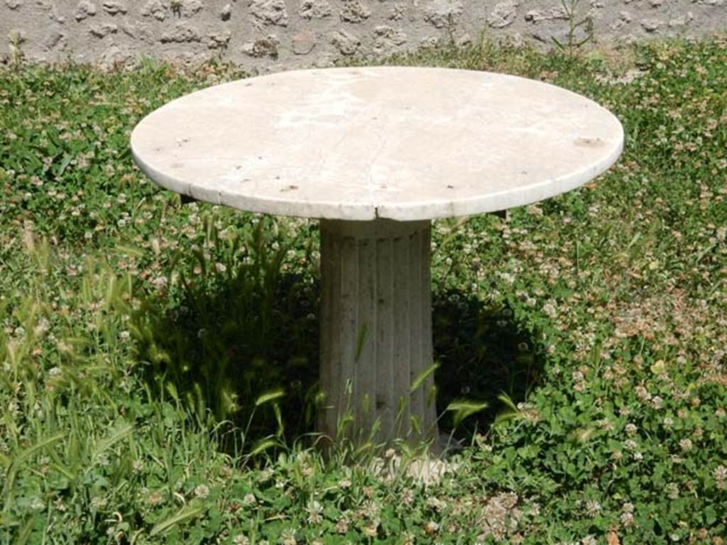 I.7.12 Pompeii. May 2017. Table in garden area. Photo courtesy of Buzz Ferebee.