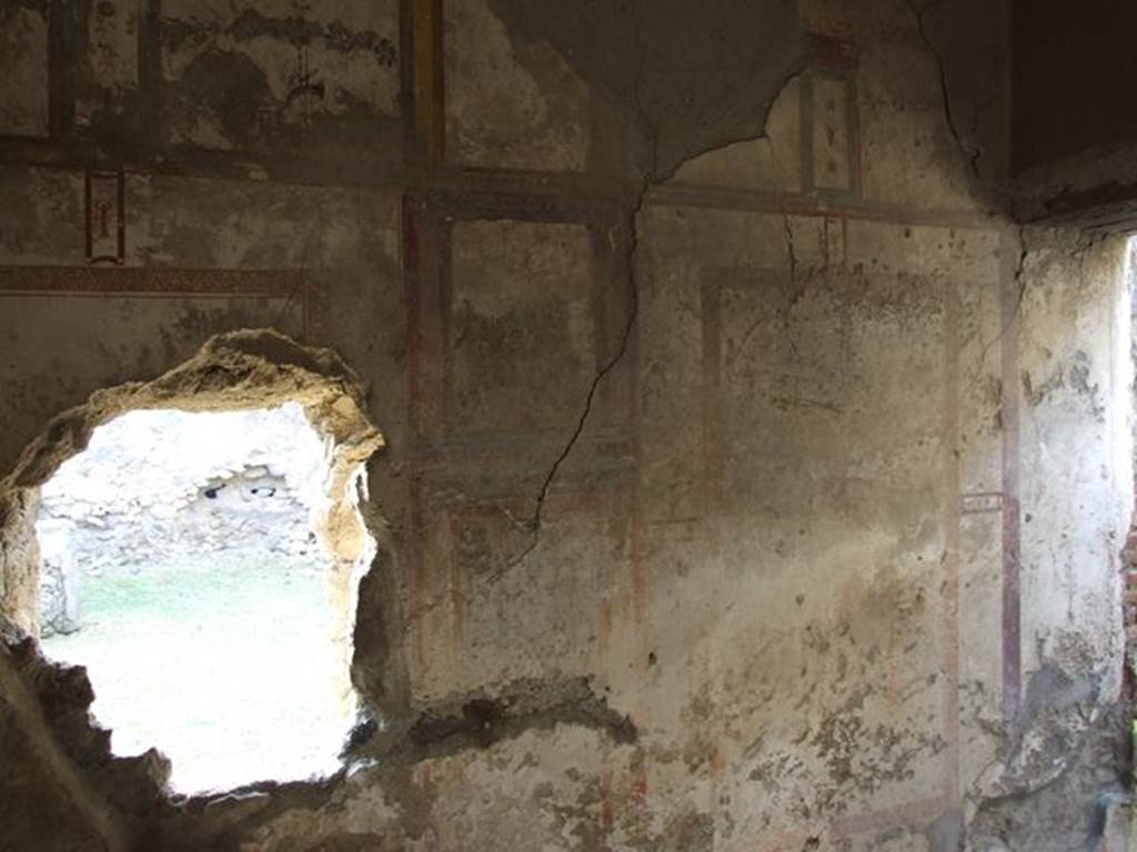 I.7.12 Pompeii. December 2006. West wall of cubiculum, with ancient hole through the wall, into the garden area.